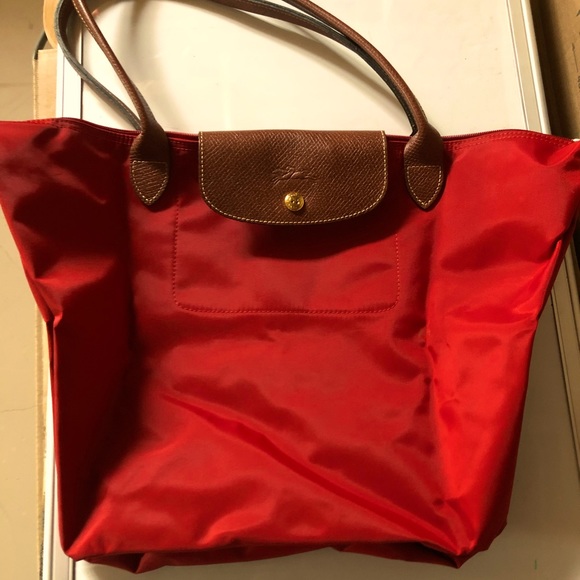 Longchamp “Le Pliage” large, red tote bag. - Picture 2 of 4